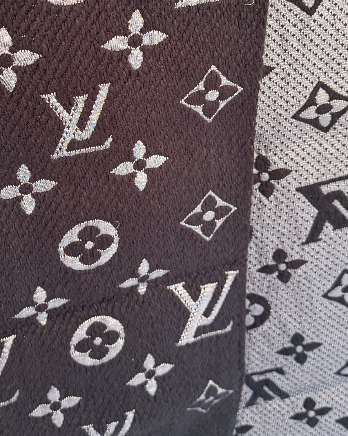 LOUIS VUITTON Boulevard Black Scarf